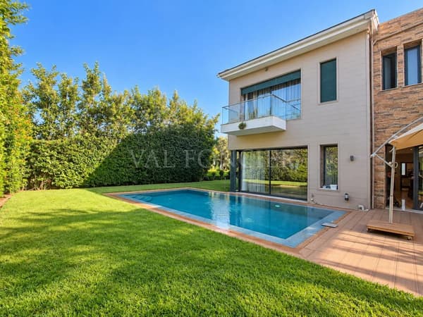 Sale of modern 4-suite villa with pool in Bouskoura, Casablanca