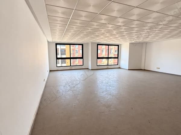 Bureaux à vendre à Guéliz. Surface totale 74 m². Service de concierge et climatisation