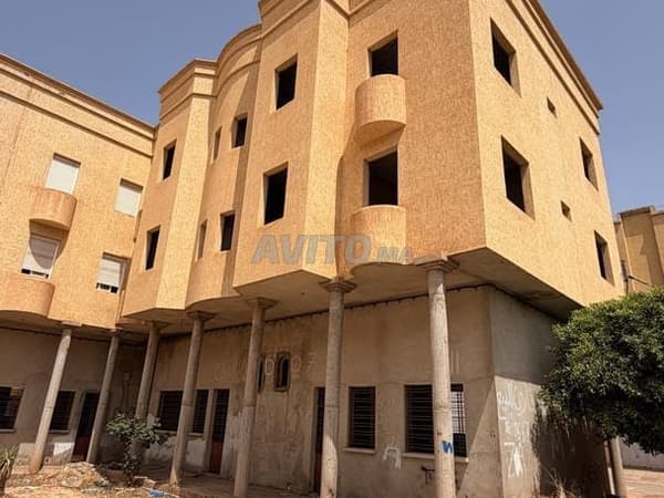 عمارة نصف منتهية 4 شقق و2 محل تجاري
