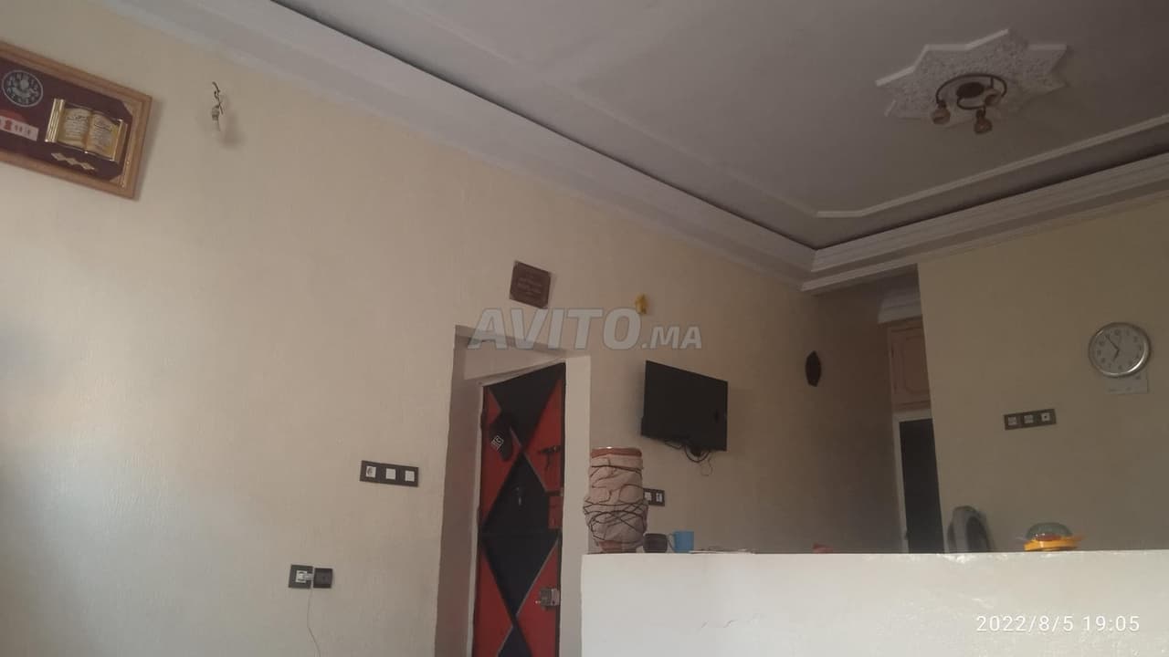 شقة تتكون من صالون، قاعة جلوس، حمام، غرفتين ونوم وشرفة