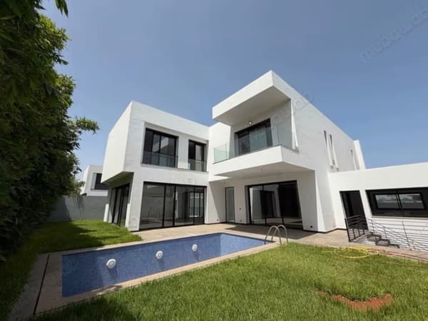 Luxury Villa Facing the Golf Course with No Overlooking Neighbours, Ville Verte