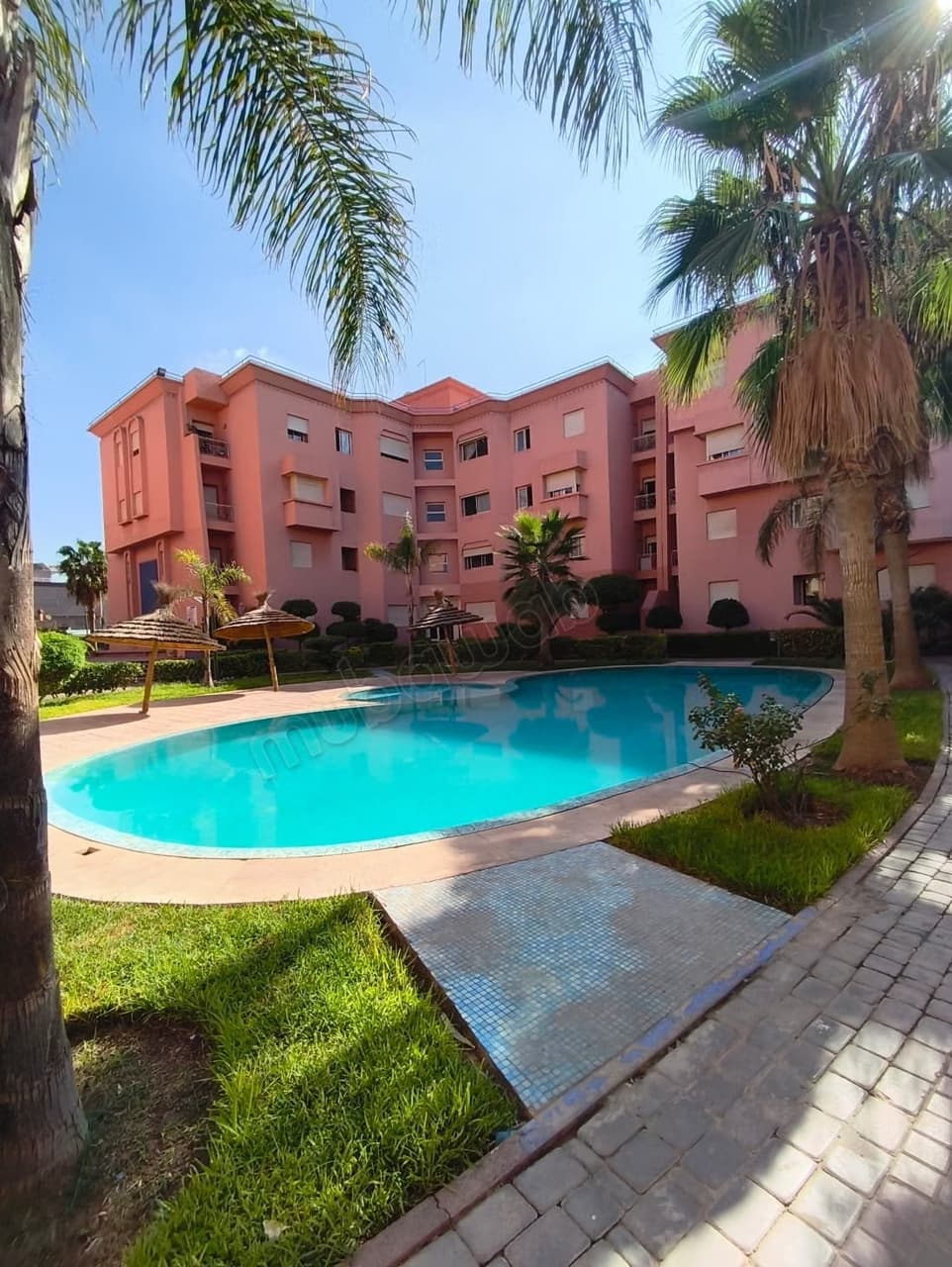 Bel appartement a vendre avec piscine route de casa