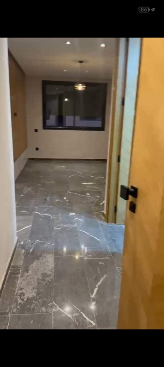 Ongemeubileerd appartement te huur per maand