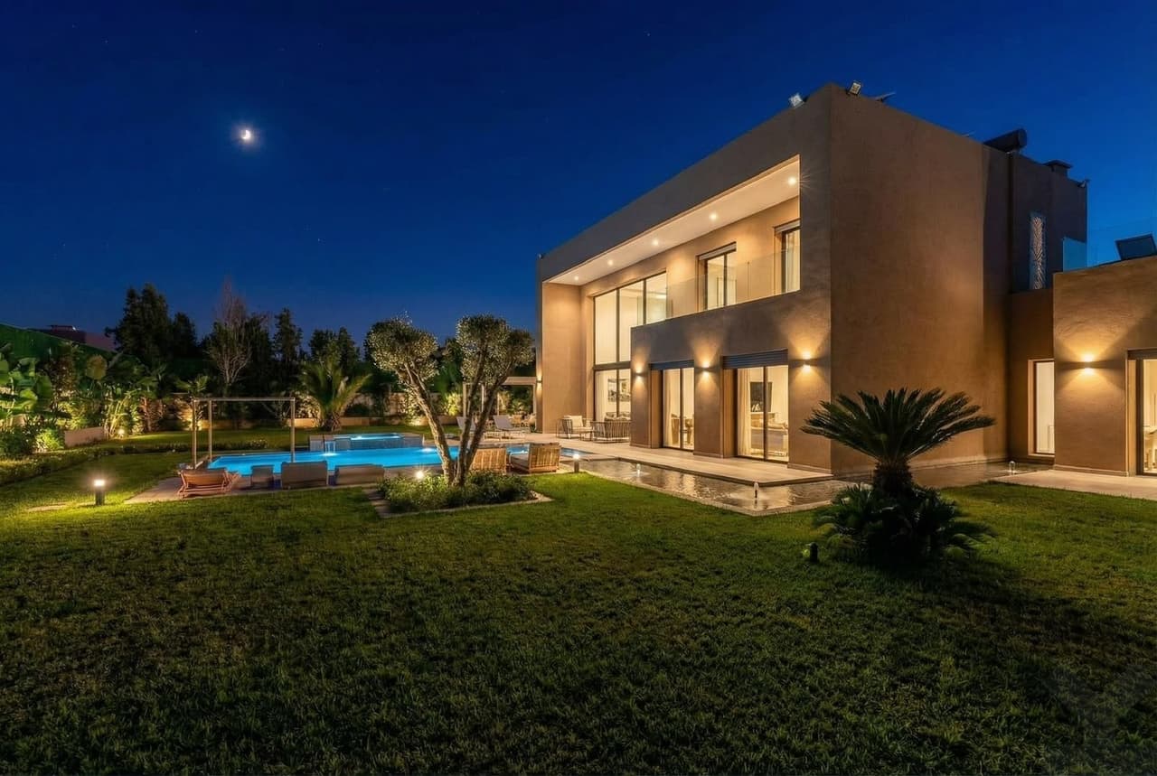 Villa de 2050 m² en venta en Marrakech Route De L'Ourika (Tassoultante)
