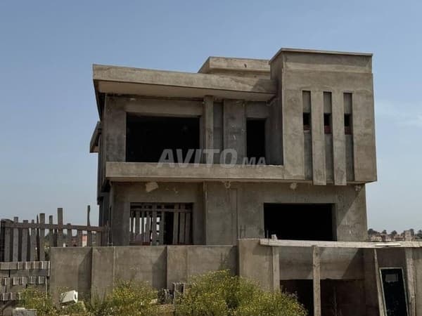 Villa semi finie à vendre à Riad Jnan Kénitra
