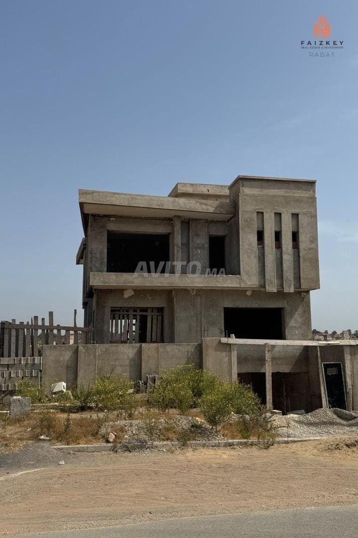 Half afgewerkte villa te koop in Riad Jnan Kénitra
