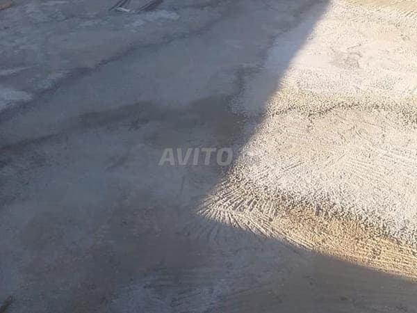 Un terreno cercado con muro en alquiler
