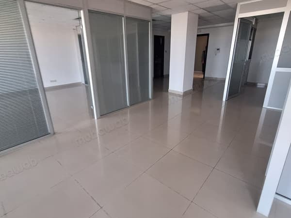 Location de bureaux à Hay Tasahol. Surface de 109 m². Sécurisé 24/24