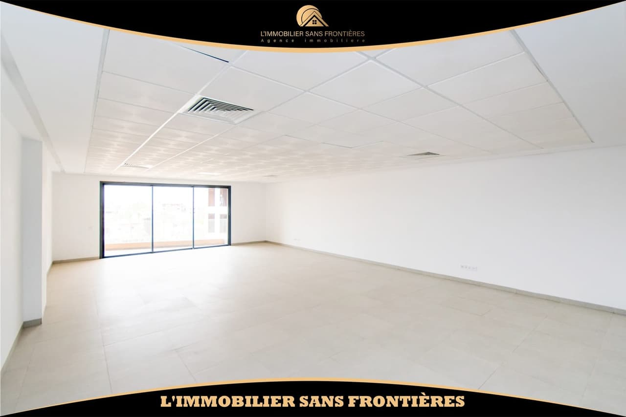 Plateau bureau de 73 m² à vendre à Guéliz – Espace ouvert, terrasse, ascenseur et parking…