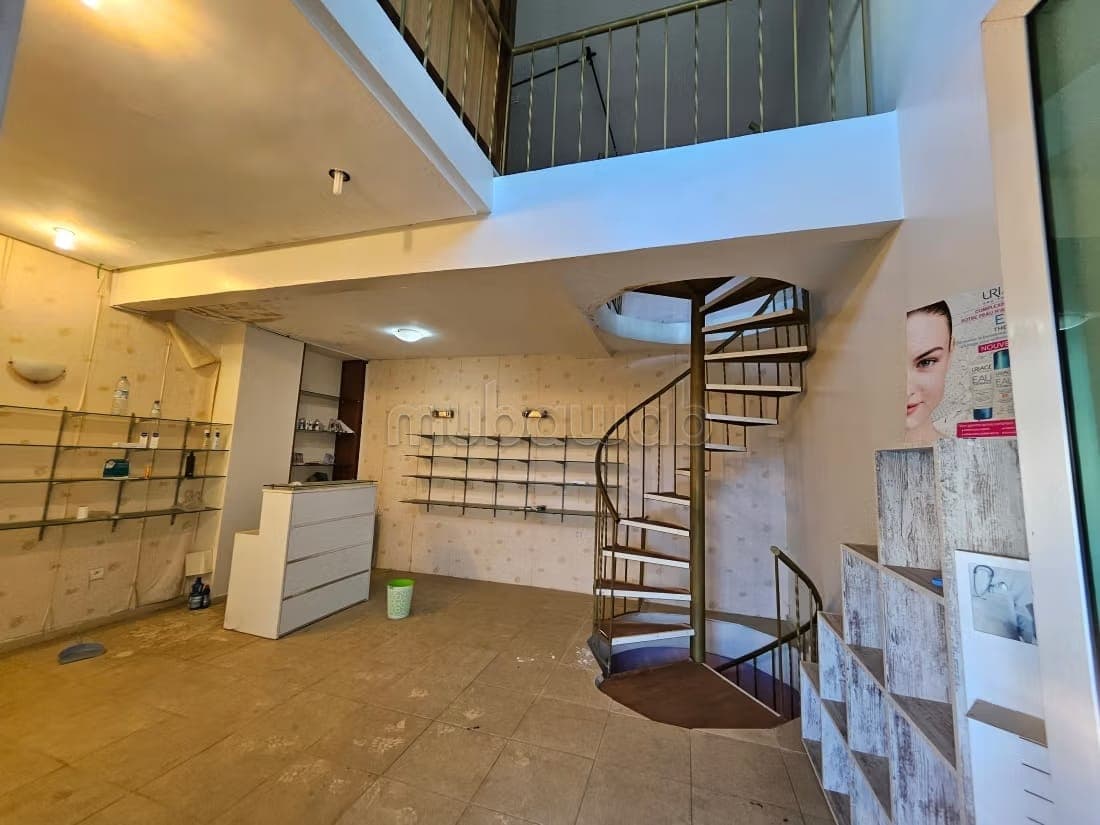 Beau local à vendre en Hassan Centre Ville. Superficie 72 m². Porte blindée