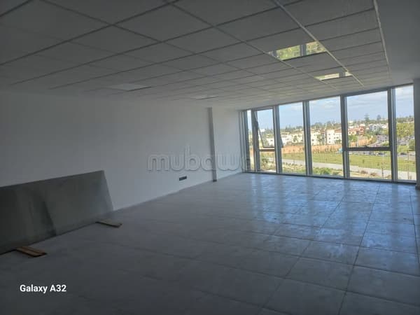 Office floor for rent in l'Oasis. 93 m2 surface with one garage space. Open view