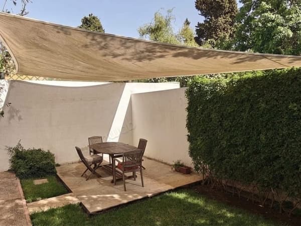 Location villa de haut standing à Souissi. Surface de 600 m². Jardin et terrasse