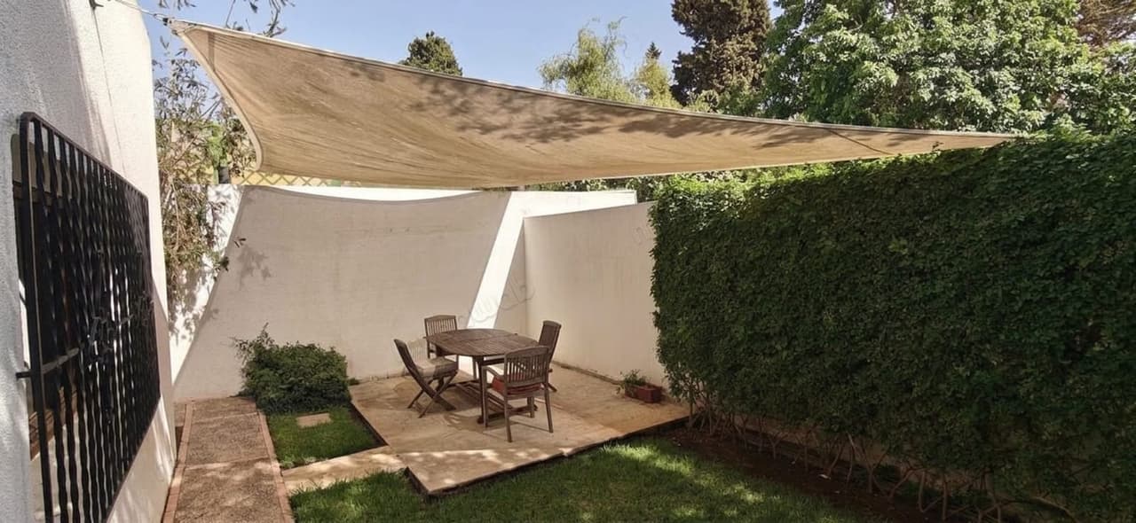 Villa de haut standing en location à Souissi. Surface de 600 m². Jardin et terrasse