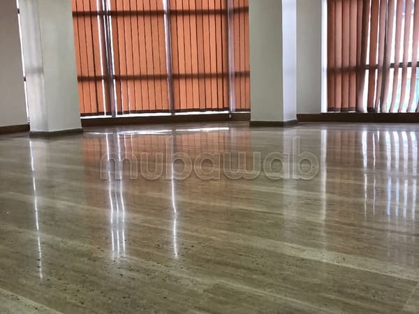 Bureaux en location à Maârif. Surface totale 87 m². Double vitrage et porte blindée