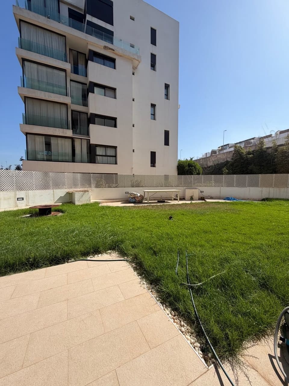 Appartement au rez-de-chaussée à louer à Ain Diab. 3 chambres