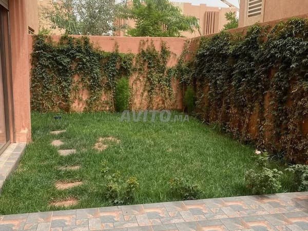 شقة مع حديقة خاصة للإيجار