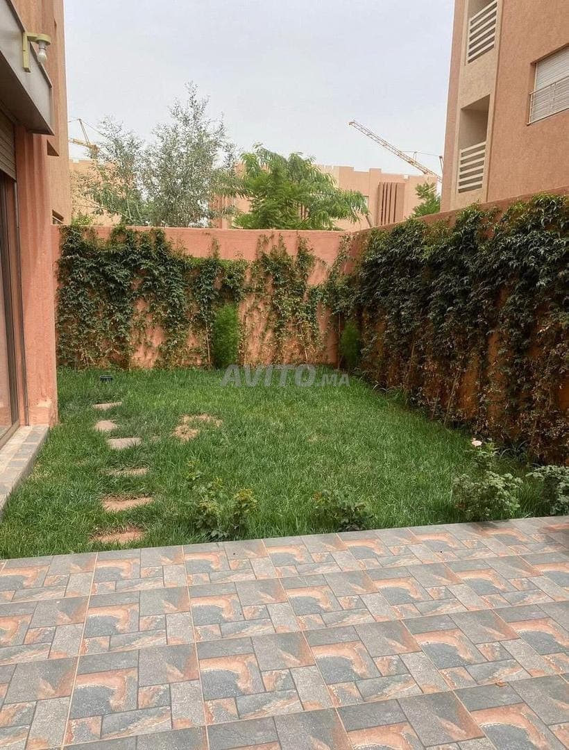 APPARTEMENT AVEC JARDIN PRIVATIF À LOUER