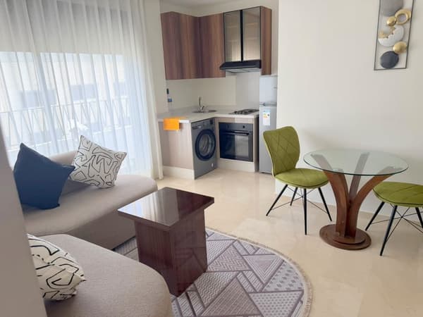 Oasis: Gemeubileerde studio te huur met balkon.