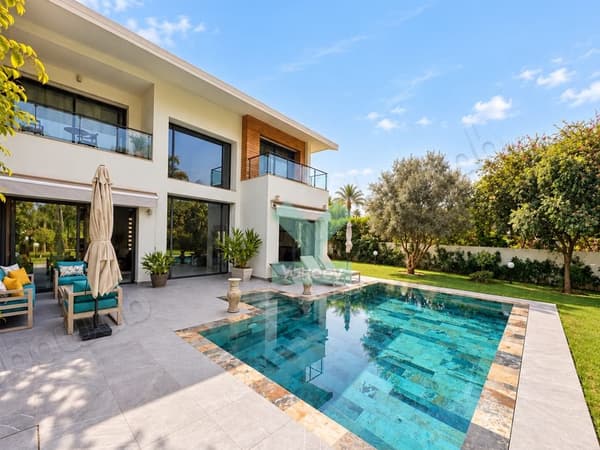 Superb villa in excellent condition with large garden