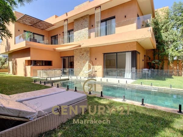 630 m² & 3 Facades in a Golf Course - Golden Opportunity