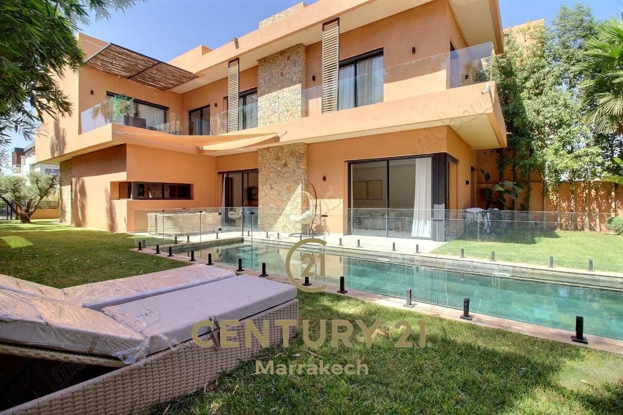 630 m² & 3 Facades in a Golf Course - Golden Opportunity