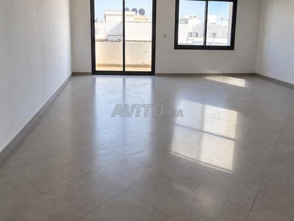 Bureau professionnel 49 m² avec balcon – Oulfa