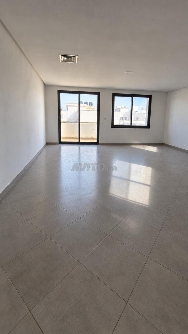 Bureau professionnel 49 m² avec balcon – Oulfa
