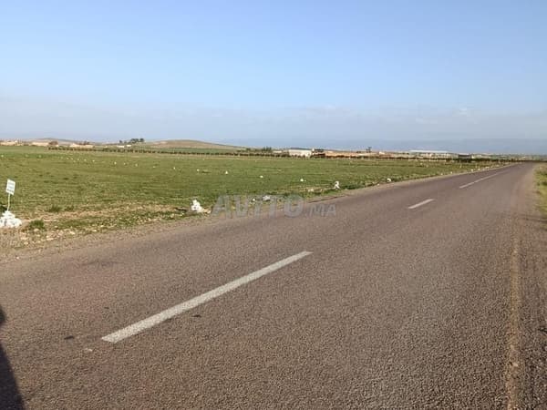 Terrain agricole d'un hectare près de l'aéroport et du technopole