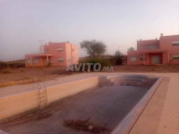 TERRENO TITULADO DE 1,75 Ha CON 3 VILLAS Y PISCINA