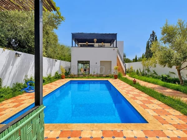 Villa mit Grundbuchtitel, 487 m², zu verkaufen mit Brunnen