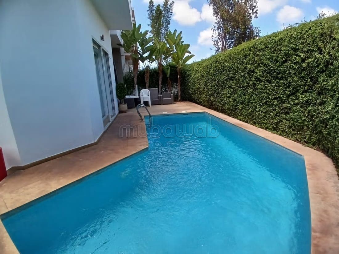 Luxueuze woning te huur in Riyad. Totale oppervlakte 400 m². Airconditioning en zwembad