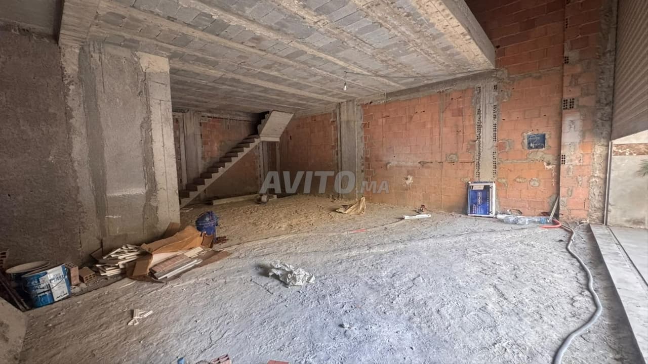 Local commercial à louer à Branes - 305 m²