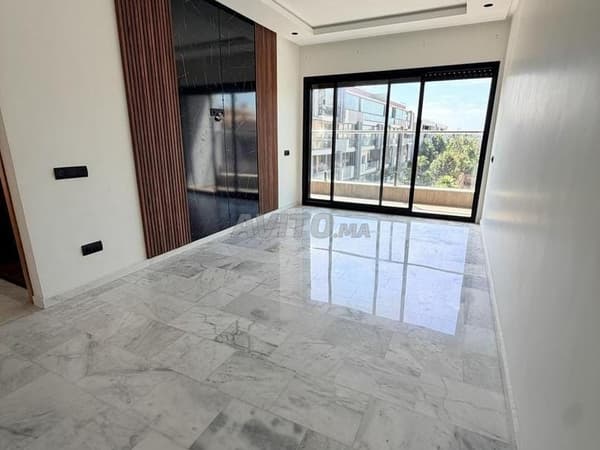 Appartement 2 chambres vide avec piscine et gym