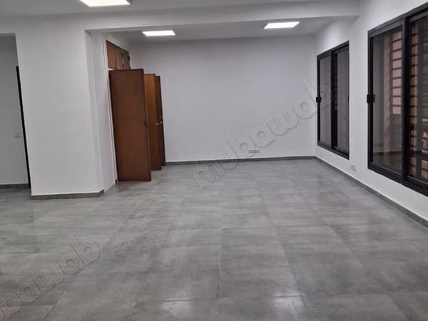 Büro, 75 m², komplett renoviert, 1. Stock, Straßenbahn
