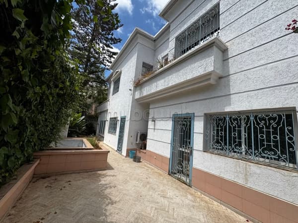 Villa à vendre à la Coline Mandarona. Superficie 585 m²