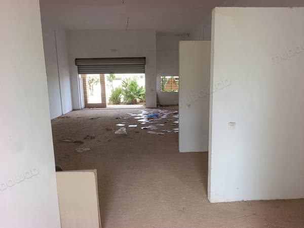 Local commercial en location à Almaz KLK. Surface de 91 m²