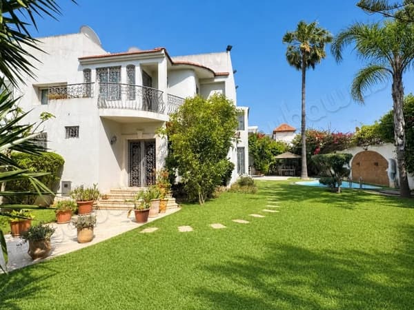 Villa de haut standing à vendre à Oasis. Superficie 599 m². Jardin et terrasse
