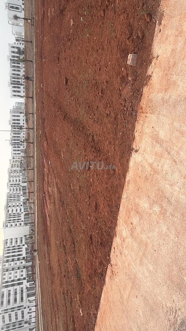 Terreno de 180 m2 en zona de edificios en Ain Atiq
