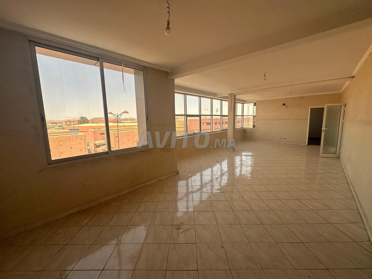 Kantoorplatforms van 186 en 336 m² in Sidi Ghanem