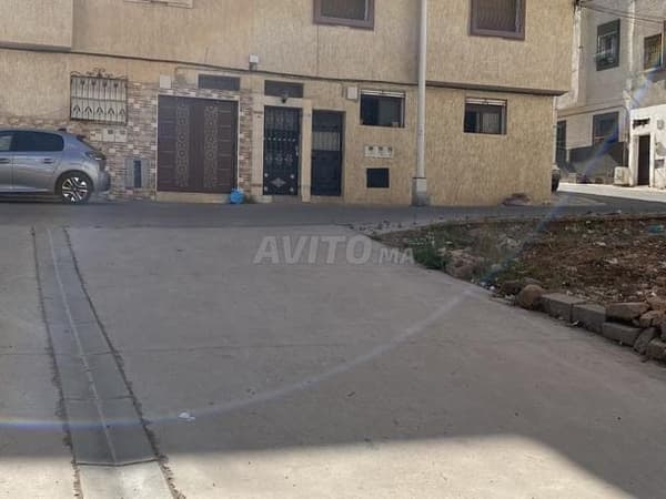 شقة في الطابق الأرضي للبيع بوسط المدينة قرب البحر