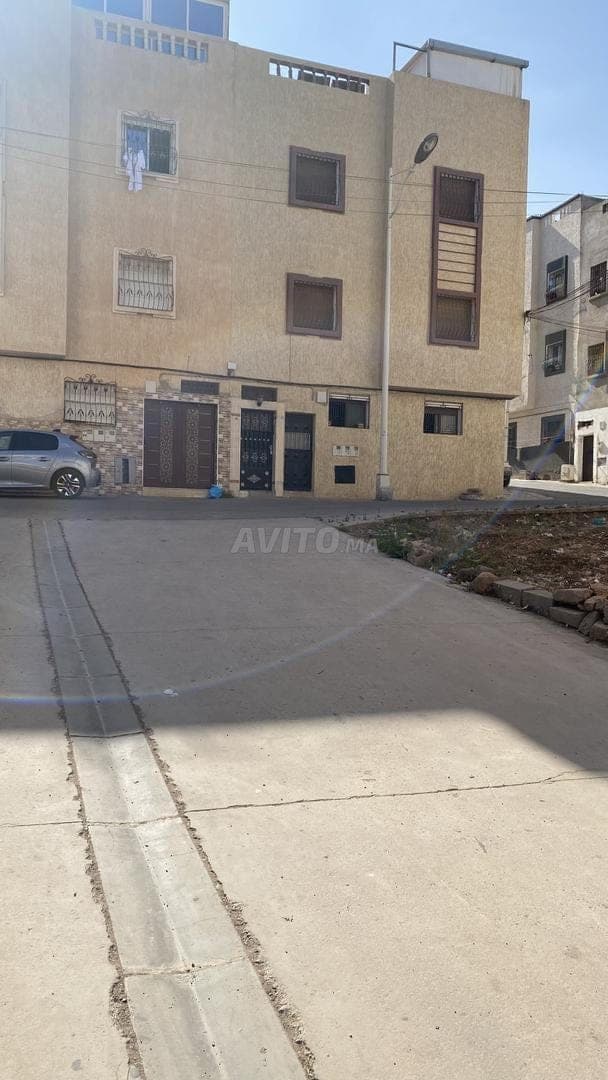شقة في الطابق الأرضي للبيع بوسط المدينة قرب البحر