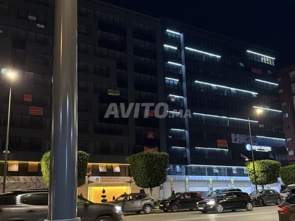 Hoekkantoor van 102 m² te huur - Gevel van 16 m