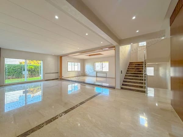 Magnifique villa à louer à Ain Diab. 4 chambres agréables. Porte sécurisée et chauffage…