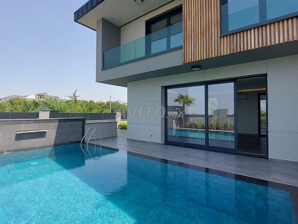 VILLA NEUVE TRÈS HAUT STANDING AVEC PISCINE À VENDRE