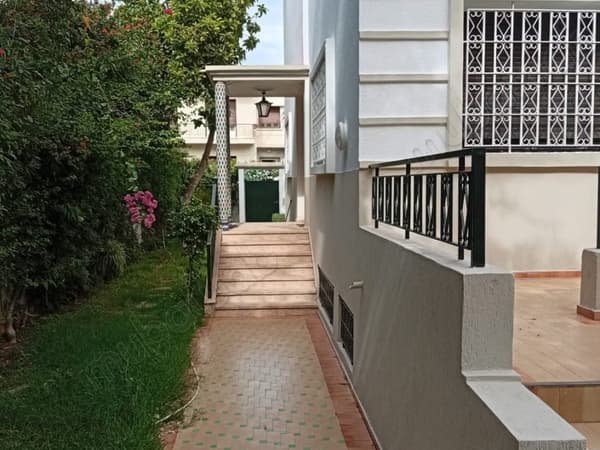 فيلا رائعة للإيجار في Agdal. 3 غرف نوم جميلة. شرفة وحديقة