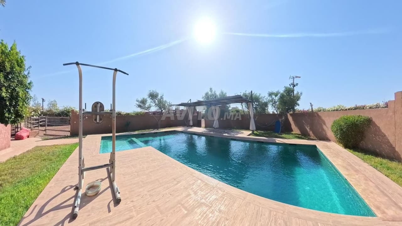 Propiedad excepcional con piscina y caballerizas