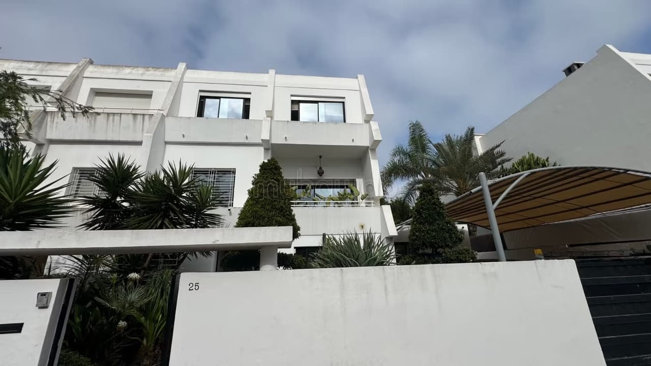 Villa de haut standing à vendre à Ain Diab Paranfa Extension. Surface de 380 m². Jardin
