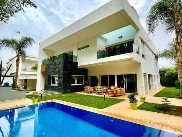 Maison de luxe à vendre à Souissi. Surface totale 739 m². Système de parabole et salon…