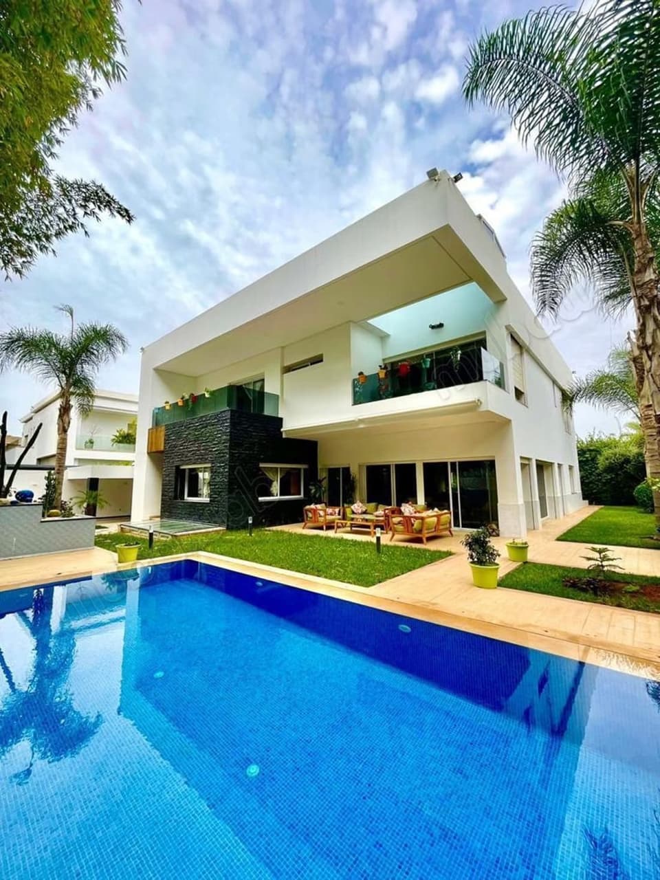 Luxe huis te koop in Souissi. Totale oppervlakte 739 m². Satelliet systeem en woonkamer...
