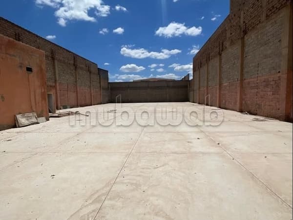 Hangar 800 m² à louer — emplacement stratégique pour votre activité